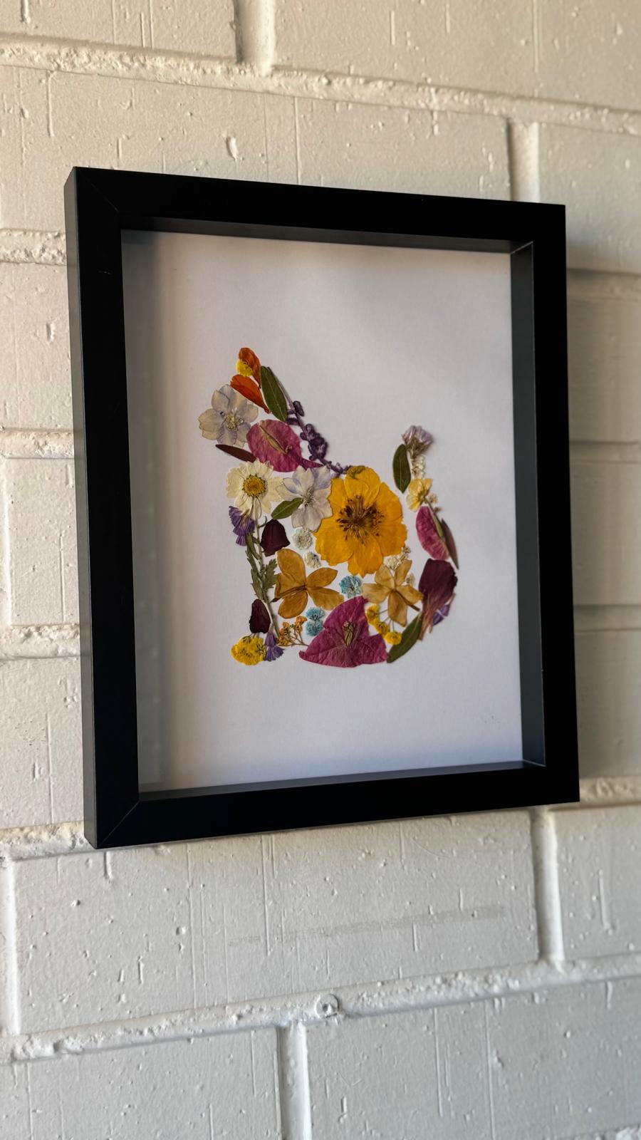 Cuadro artesanal con piedras naturales y flores prensadas - Decoración única hecha a mano en Alicante