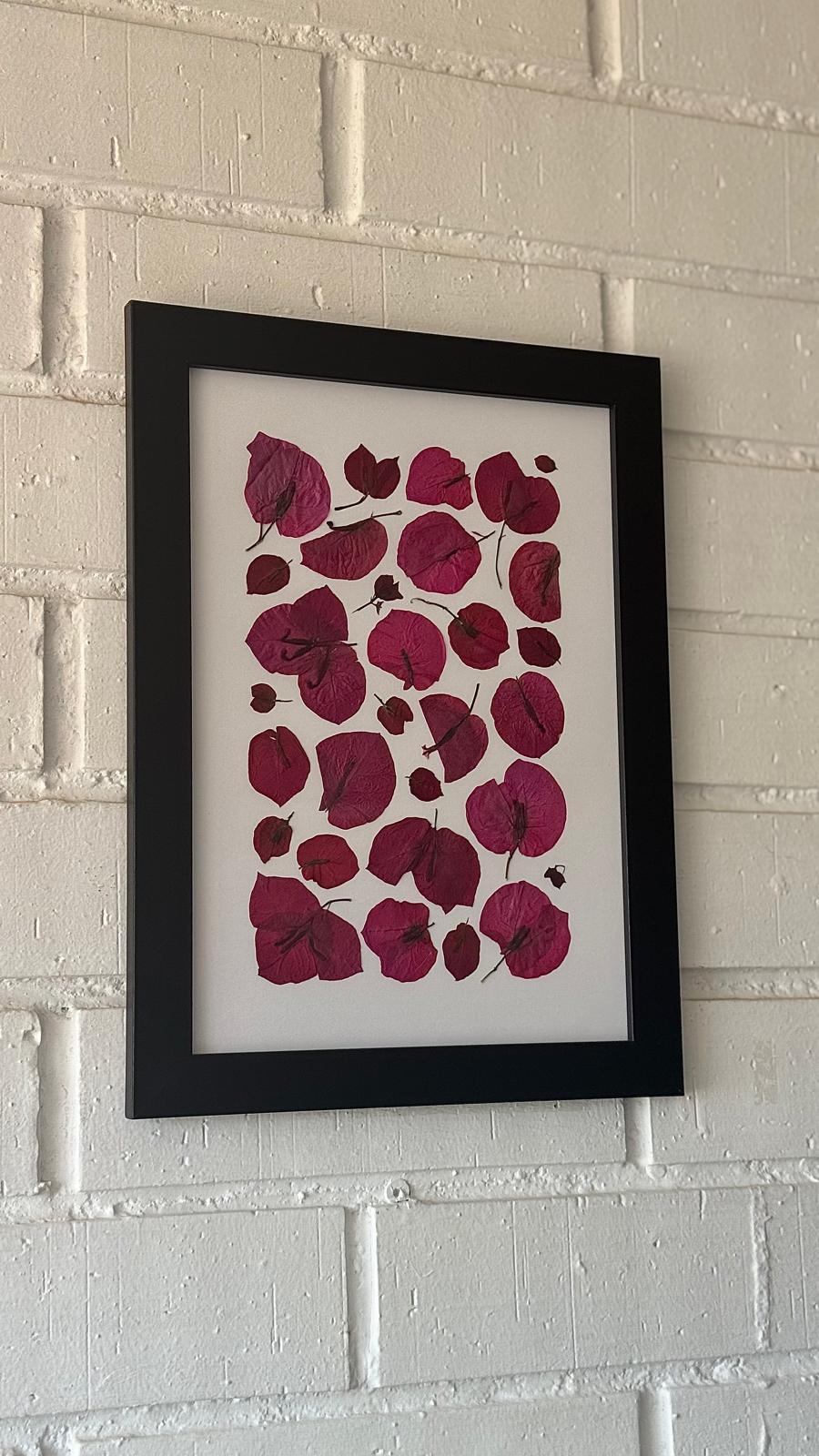 Cuadro artesanal con flores prensadas y piedras - Decoración natural para el hogar