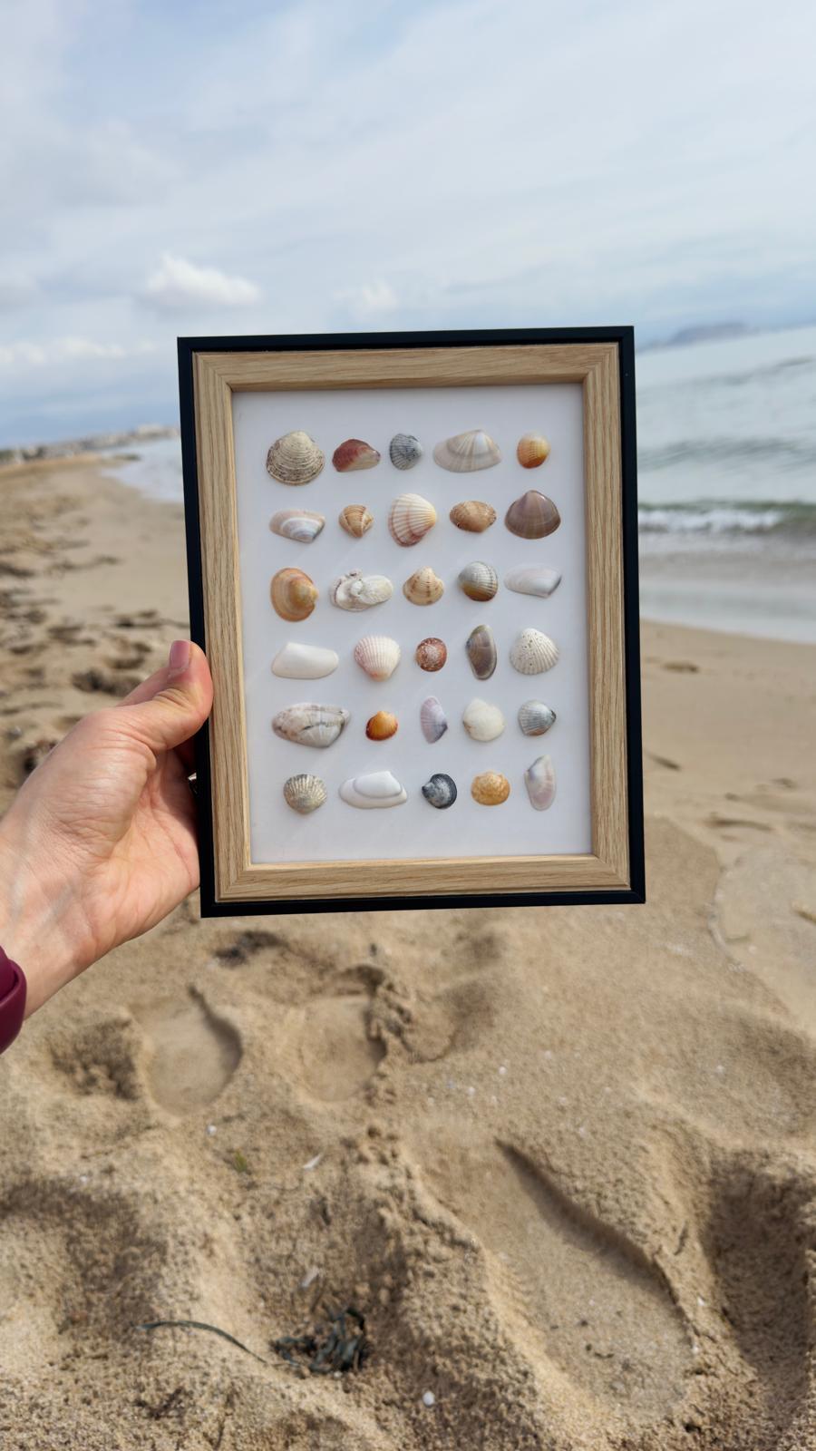 Cuadro decorativo con piedras de colores y flores secas - Artesanía en Alicante